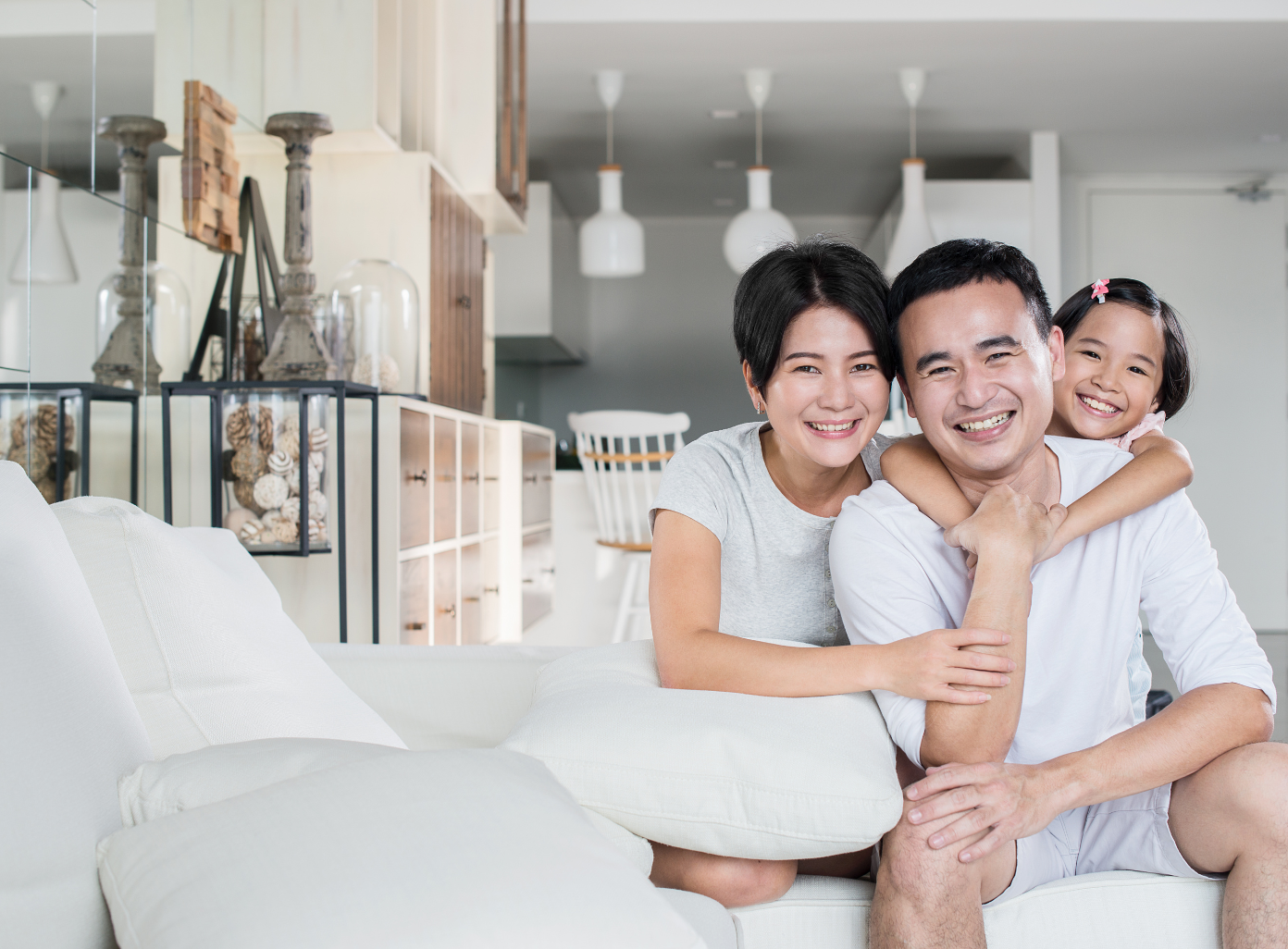 Happy asian. Happy asian. Счастливые азиатские дети. Казахская семья в квартире. Счастливый ребенок с родителями.